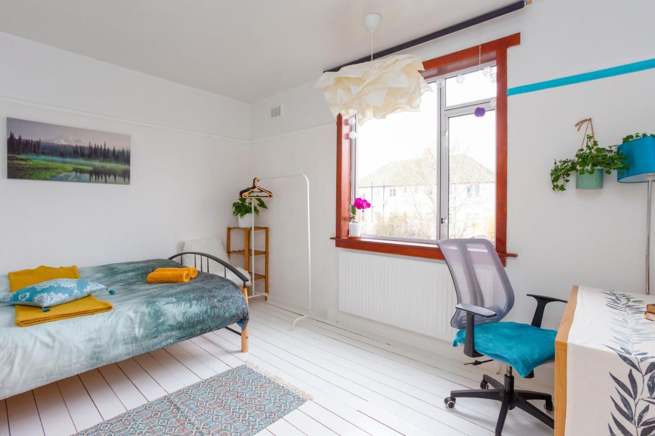 Bright & Spacious Double Room With Garden View- Close To Airport & City Centre エディンバラ エクステリア 写真