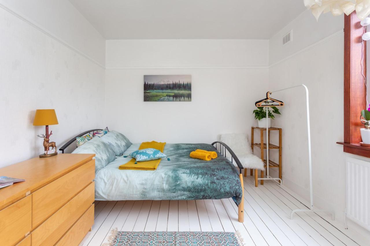 Bright & Spacious Double Room With Garden View- Close To Airport & City Centre エディンバラ エクステリア 写真