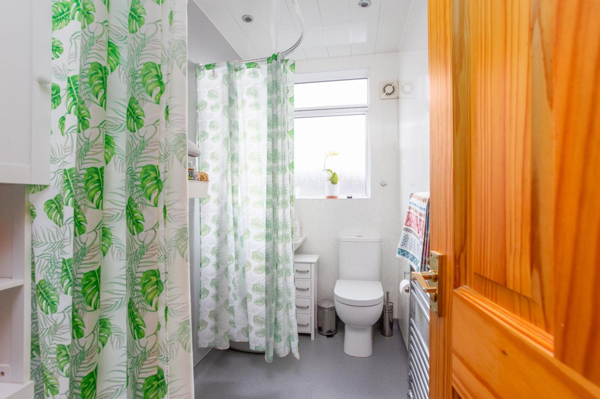Bright & Spacious Double Room With Garden View- Close To Airport & City Centre エディンバラ エクステリア 写真